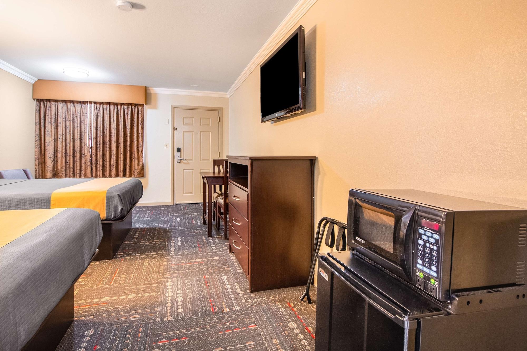 Americas Best Value Inn Houston Heights At I-45 Exteriör bild