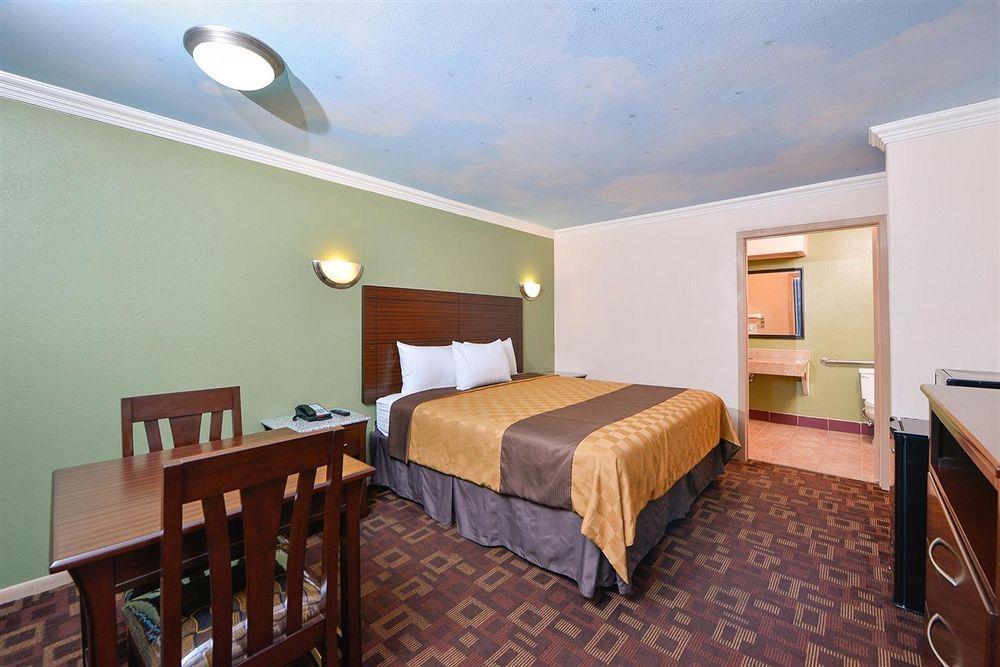 Americas Best Value Inn Houston Heights At I-45 Exteriör bild