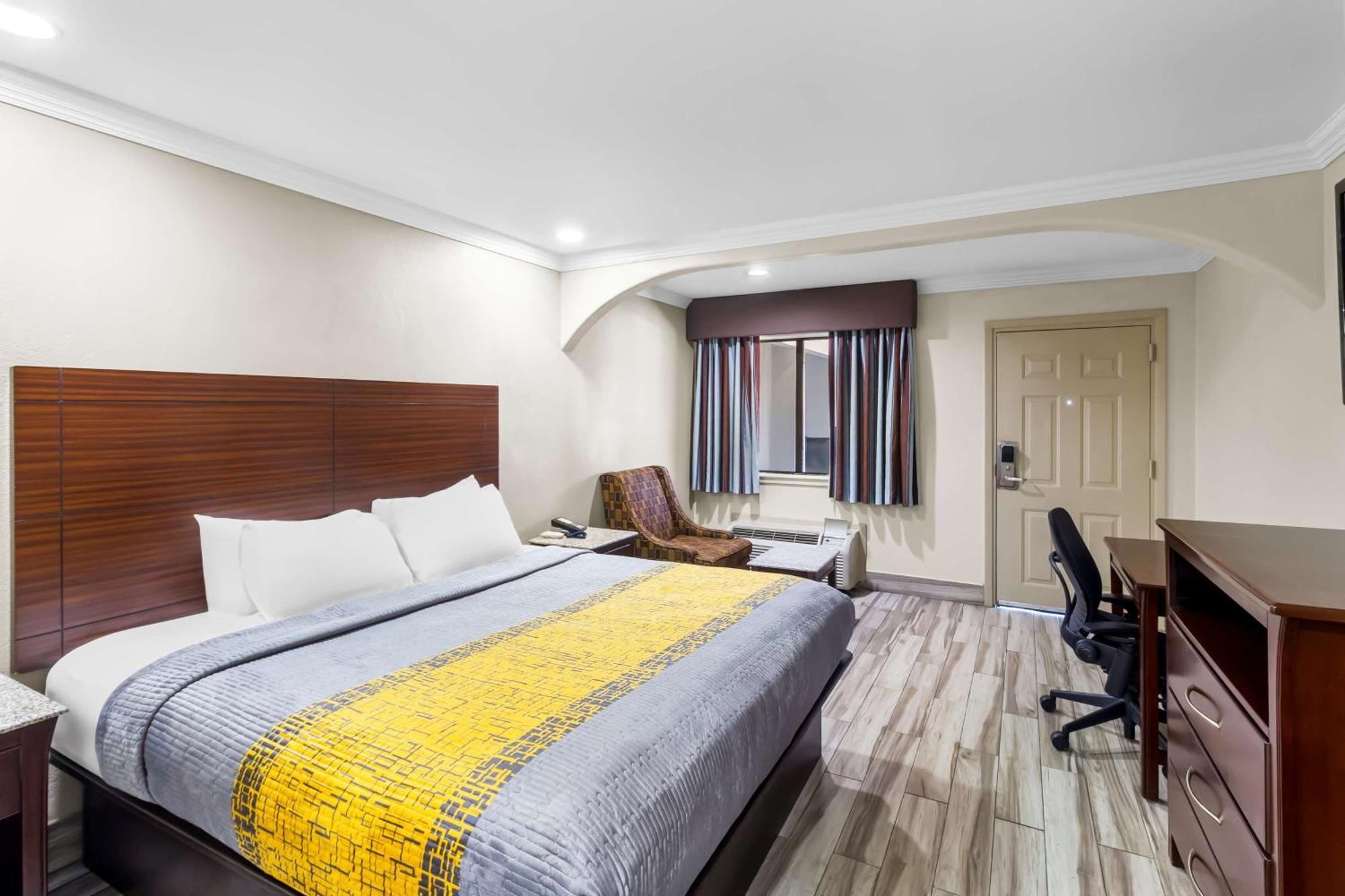 Americas Best Value Inn Houston Heights At I-45 Exteriör bild