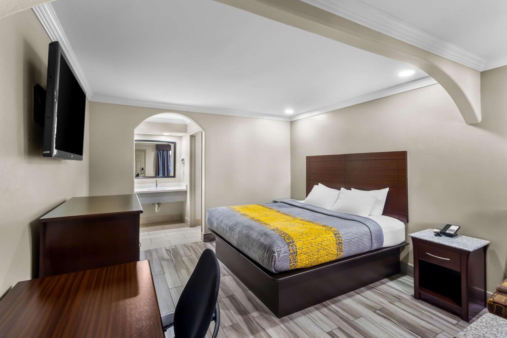 Americas Best Value Inn Houston Heights At I-45 Exteriör bild
