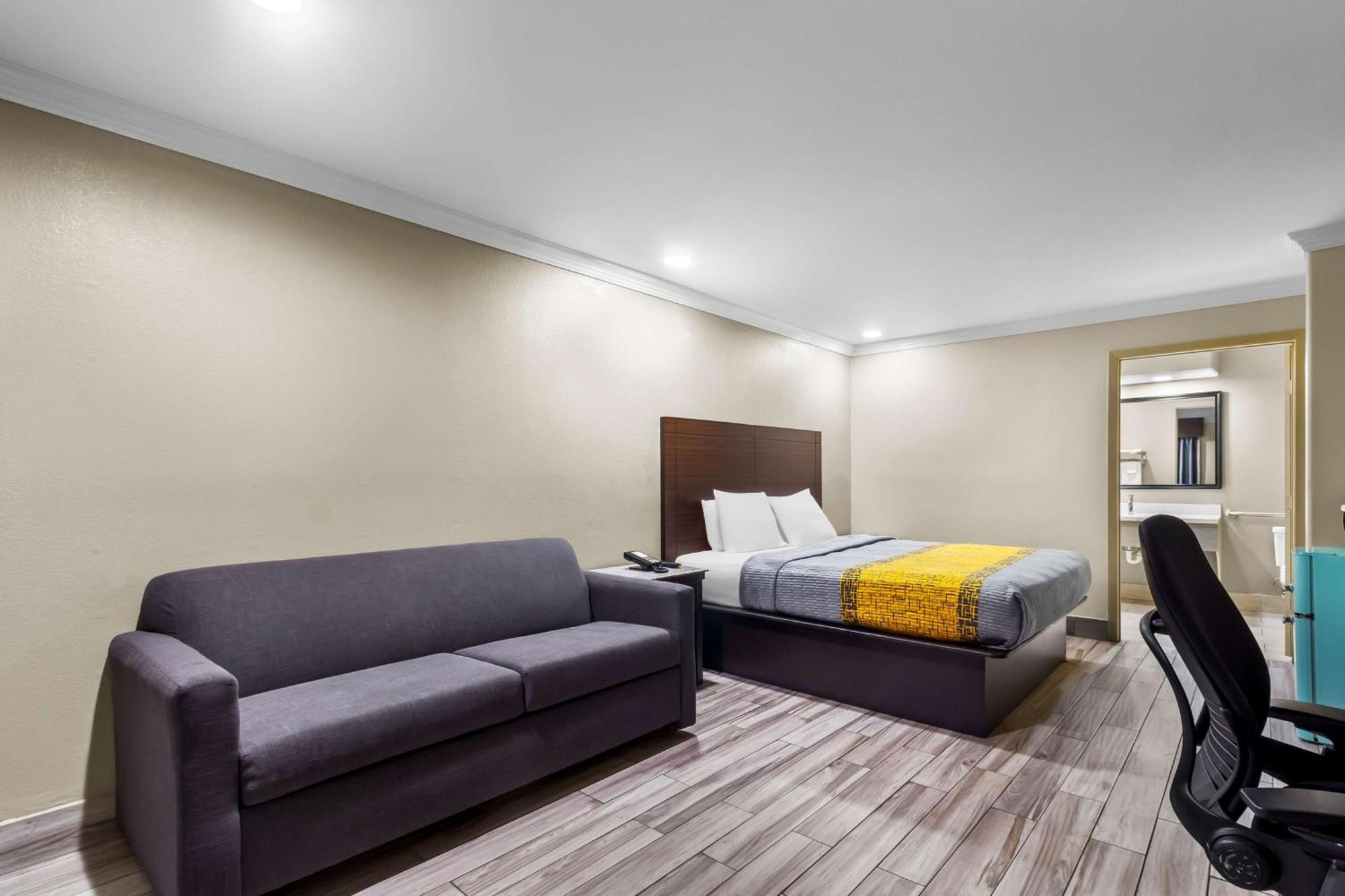 Americas Best Value Inn Houston Heights At I-45 Exteriör bild