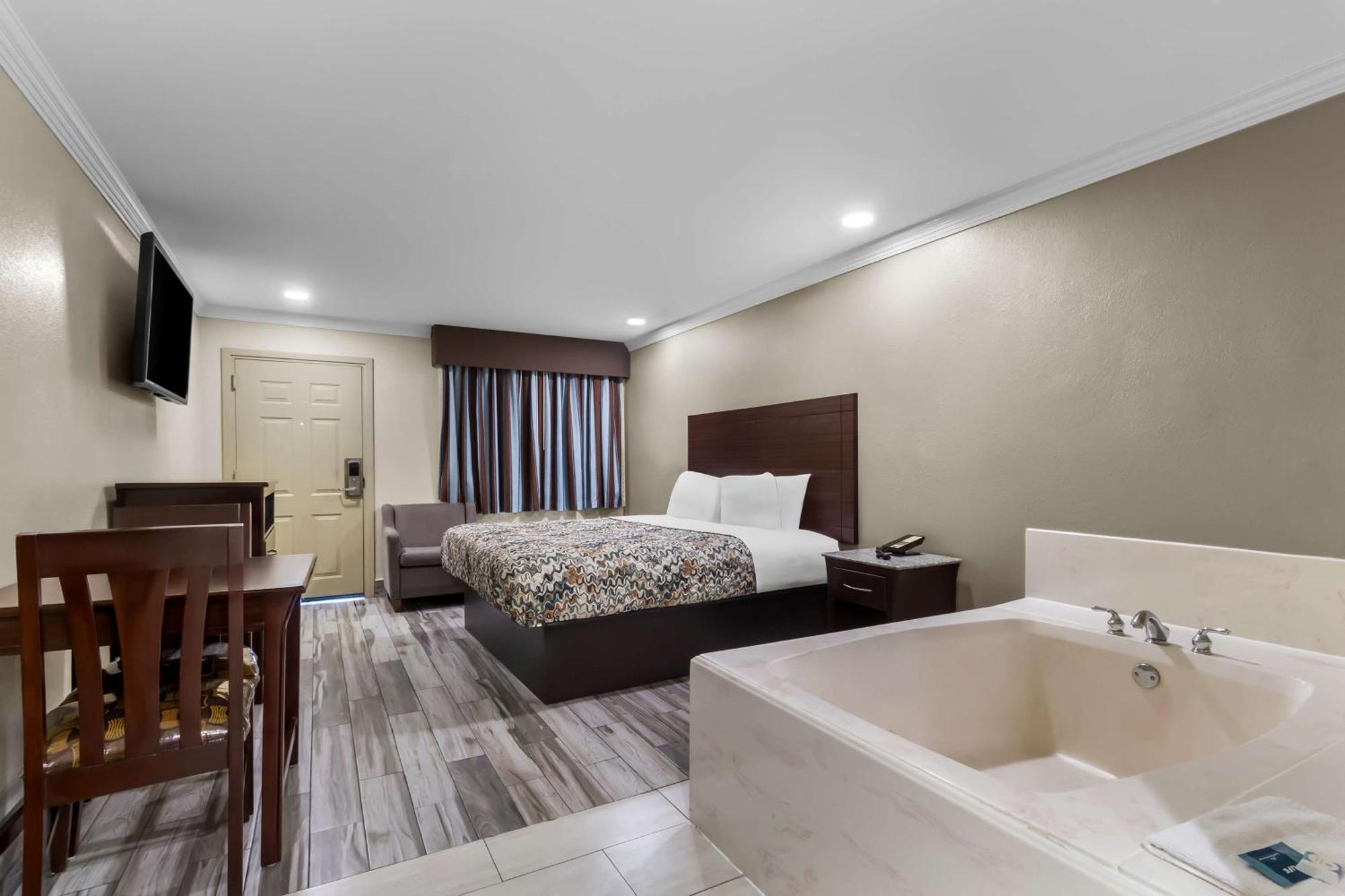 Americas Best Value Inn Houston Heights At I-45 Exteriör bild